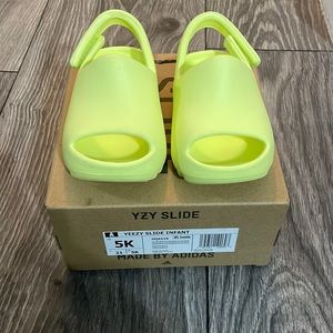 Infant/Toddler adidas yeezy slide size 5 baby
